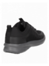 zapatilla negra informal de hombre con material 70% mesh, ofreciendo suavidad y maleabilidad.