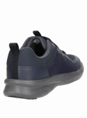 zapatilla azul masculina hecha de 30% sintético y 70% mesh, ofrece maleabilidad y descanso.