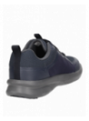 zapatilla azul masculina hecha de 30% sintético y 70% mesh, ofrece maleabilidad y descanso.