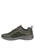 zapatilla verde de hombre, material sintético y mesh, proporciona ligereza y confort para actividades diarias.