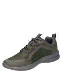 zapatilla verde de hombre, estilo informal, ideal para uso urbano diario, con diseño moderno y juvenil.