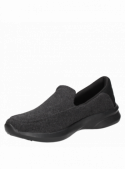 zapatilla negra informal de hombre con diseño moderno y juvenil, ideal para actividades diarias