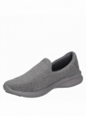 zapatilla gris informal para hombre con diseño moderno y juvenil