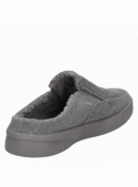 Pantuflas masculinas en color gris, diseño textil, ideales para el descanso hogareño.