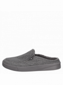 Calzado gris textil con taco plano de 3 cm y punta redonda para máximo confort.