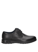 Detalle del diseño en cuero negro, zapato derby masculino, ideal para uso diario.