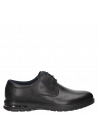 Detalle del diseño en cuero negro, zapato derby masculino, ideal para uso diario.