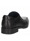 Vista lateral del zapato negro de hombre, mostrando su diseño anatómico.