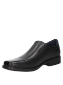 Detalle del cuero negro del zapato de hombre, resaltando su elegancia.