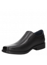 Detalle del cuero negro del zapato de hombre, resaltando su elegancia.