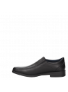 Zapato de vestir negro para hombre con punta cuadrada y taco plano.