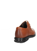 Vista del zapato camel de cuero con taco plano de 3.5 cm.
