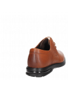 Vista del zapato camel de cuero con taco plano de 3.5 cm.