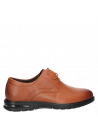 Detalle de costuras en zapato camel de cuero, ideal para uso diario.