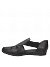 Sandalia negra de cuero, estilo casual femenino con punta redonda.