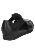 Calzado de cuero negro para mujer, estilo casual con taco plano.