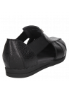 Calzado de cuero negro para mujer, estilo casual con taco plano.