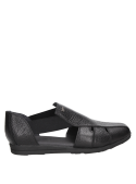 Sandalia casual de cuero negro para mujer, diseño cómodo y ligero.