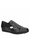 Sandalia negra de cuero para mujer, estilo casual, taco plano y punta redonda.
