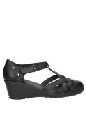Calzado de cuero negro para mujer, ideal para uso casual.