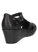 Sandalia negra de cuero con punta redonda y estilo informal.