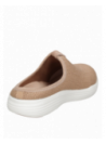 zapatilla de mujer beige, estilo urbano, fabricada en textil y cuero, ligera y confortable para uso diario.