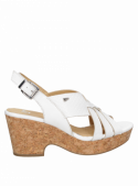 Diseño anatómico de sandalia blanca de cuero, confort y bienestar para el verano.