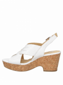Detalle del cuero blanco premium en sandalia de mujer, ideal para días calurosos.
