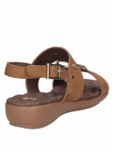 Sandalia camel de cuero premium, forro suave y plantilla cómoda para uso prolongado.