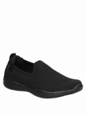 Zapatilla urbana negra para mujer, diseño versátil con materiales de alta calidad y confort excepcional.
