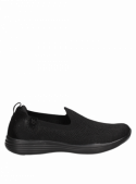 Zapatilla negra de mujer, combinación de cuero y textil, ligera y flexible para bienestar prolongado.