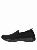 Zapatilla negra con taco plano de 3.8 cm, ideal para comodidad y estilo casual.