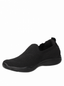 Zapatilla negra urbana de mujer en cuero y textil, diseño moderno y juvenil para uso diario.