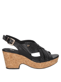 Sandalia femenina negra de cuero, informal, con diseño estilizado y taco bloque.