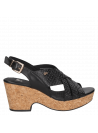 Sandalia femenina negra de cuero, informal, con diseño estilizado y taco bloque.