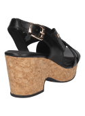 Sandalia de cuero negro para mujer, diseño confortable con forro suave y plantilla cómoda.