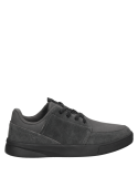 calzado negro para hombre, estilo casual, combinación de cuero y sintético, ligera y confortable.