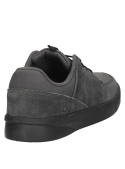 zapatilla informal negra de cuero y sintético, forro textil, cómoda y maleable.