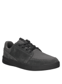 zapatilla negra de hombre, diseño moderno y juvenil, perfecta para actividades diarias.