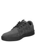 calzado masculino negro con taco plano de 4.5 cm y punta redonda, mezcla de cuero y sintético.