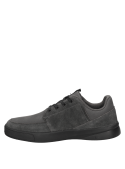 zapatilla negra de cuero y sintético para hombre, estilo informal, ideal para uso diario.