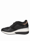 zapatilla negra de cuero con diseño moderno y juvenil, forro de poliuretano, cómoda y ligera.