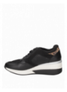 zapatilla negra de cuero con diseño moderno y juvenil, forro de poliuretano, cómoda y ligera.