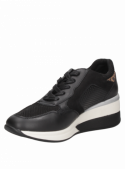 zapatilla negra de cuero urbano para mujer con taco plano y punta redonda, ideal para uso diario.