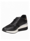 zapatilla negra de cuero urbano para mujer con taco plano y punta redonda, ideal para uso diario.