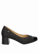 Zapato negro de charol en cuero para mujer, perfecto para combinar con trajes o vestidos formales de oficina.