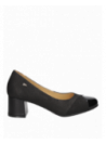 Zapato negro de charol en cuero para mujer, perfecto para combinar con trajes o vestidos formales de oficina.