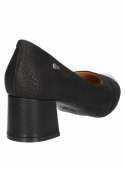 Zapato de cuero liso negro para mujer, con detalle metálico lateral que añade elegancia discreta al diseño.