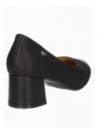 Zapato de cuero liso negro para mujer, con detalle metálico lateral que añade elegancia discreta al diseño.