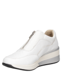 zapatilla de cuero blanco para mujer adecuada para ocasiones informales, como paseos o compras